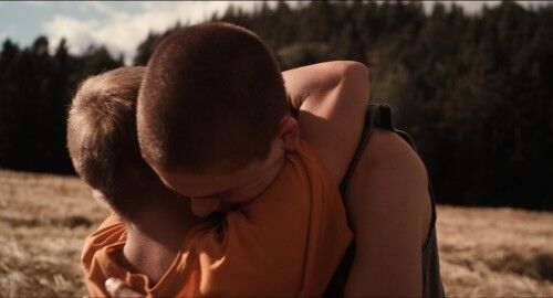 De to brødrene gir hverandre en klem i filmen. FOTO: Mads Eriksen