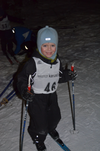 Lucas (5) er storfornøyd med å få på seg skiene. Han har også fått trøye nummer 46. Foto: Christopher Eriksen Dahl