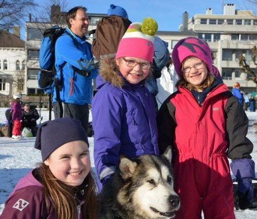 Søstrene Karoline Reme(9 år, f. v.) og Helene Reme (7 år) fra Søm, samt venninnen Mille Gaudestad (7 år) fra Flekkerøy. De nøt vintersolen sammen med Alaskan malamuten Mårsi (9 år). FOTO: Mats Myredal Thorsen