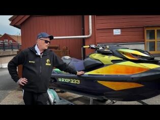 Ronny viser fram skuteren