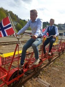 Venstre for bildet er Ånen Risholm og Vetle Holm som skal til å ta seg en dresintur. Foto Thale Holm