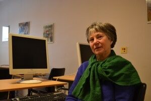 Deltar: Aud Judith Roald (67) mener det er svært bra med tilbud om datakurs for eldre. (Foto: Paul André Sommerfeldt)