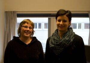 Fornøyde: Randi Løvdal og Nora Clarke fra eksamenskontoret forteller om gode erfaringer med eksamen på Skype. Foto: Anders Modum Bilet.