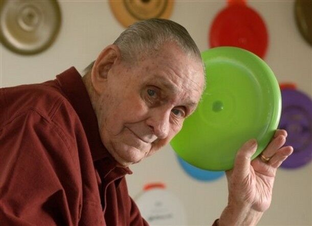 Skaperen av den moderne frisbeen, Fred Morrison, døde torsdag. FOTO:parkcirclediscgolf.com