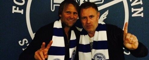 Hovedtrenerne i klubben, Kjetil Ruthford Pedersen og Rolf Martin Skonhoft, under lykkelige omstendigheter. Foto: donn.no