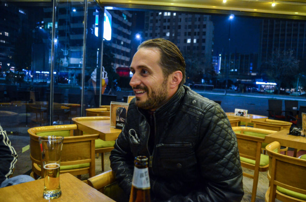 ERFAREN JOURNALIST: Islam Morina (36) syntes det var vel så hyggelig å utveksle erfaringer med norske kolleger. Han har mer enn ti års erfaring med journalistikk i Kosovo. FOTO: Sondre Lindhagen Nilssen