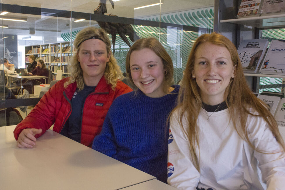 KKG-elevane Tobias Ribe (f.v.), Jenny Fidje og Linnea Tveiten Brattlid er nøgd med måten skulen legg til rette for skulelaget. FOTO: Karl Almedal. – Vi er ein knøttliten del av skulen