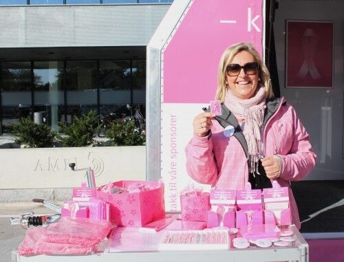 ROSA PRODUKTER: Rikke Merete Skjærris (49) selger Rosa sløyfe-produkter til innsamlingsaksjonen. Foto: Kristina Stensholt