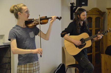 Gard Nergaard (t.v) og Michael S. Krumins (t.h) spiller konsert på Strømme omsorgsenter