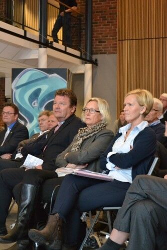 Samferdselsminister Marit Arnstad fulgte nøye med når det ble informert om samferdselsprosjektene på Sørlandet. Foto: Torkel Schibevaag.