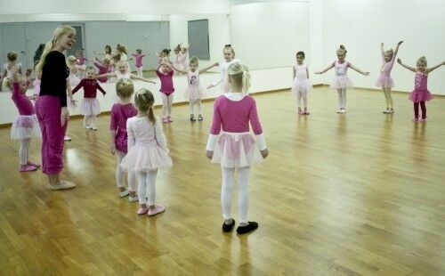 Katrine er i full gang med å lære jentene enkle ballettøvelser.