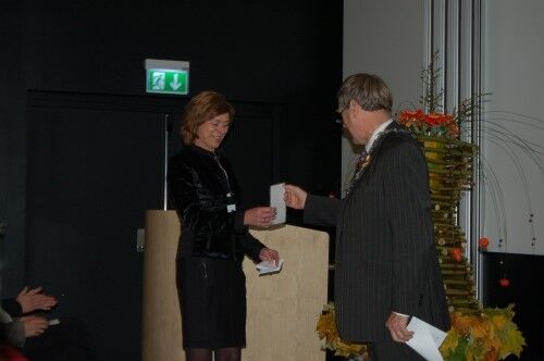 Her mottar rektor Eva Berg nøkkelkortet fra fylkesordfører Thore Westermoen.