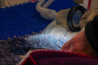 Her får katten Milos på seg heimestrikka potesokkar under operasjonen