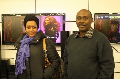 På TV-jakt: Ali Abdullah Ahmed og kona Kaaha Hassan Asmara vil gjerne ha en ny TV før OL. Foto: Joachim Høyer
