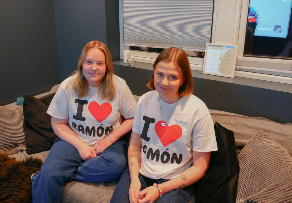 Kaja Knutsen Lunde og Tilde Ødegard Skaane med "I love Ramón" t-skjorter som de har laget selv.
 Foto: Susanne Ekeland