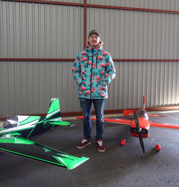 Noah Abrahamsen sammen med to av modellflyene sine.
 Foto: Rebekka Skeie
