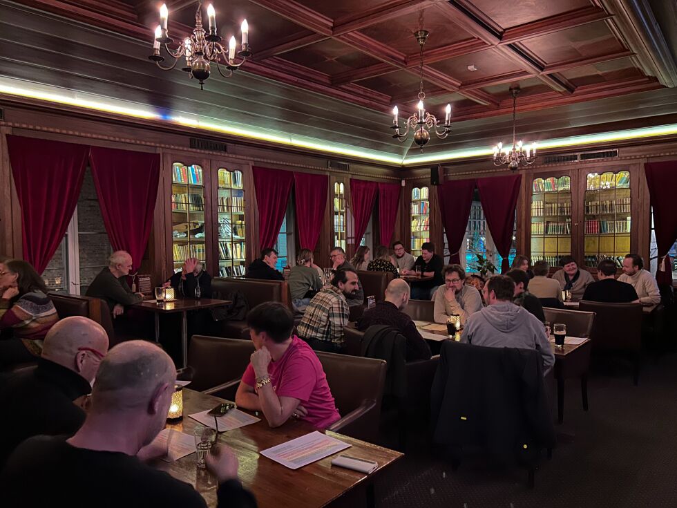Gjestene diskuterte på Filosofi-puben på Håndverkeren.
 Foto: Hennie Mathea Lund