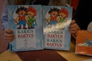 Avdelingsleder ved kristiansand folkebibliotek viser her frem de to nye utgavene av Karius og Baktus-på Urdu og Somali, som er gitt ut i forbindelse med jubileet. Foto: Katrine Eide