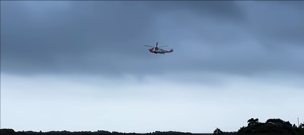 Redningshelikopter observert på utskikk etter personer.
 Foto: Aleksander Velde