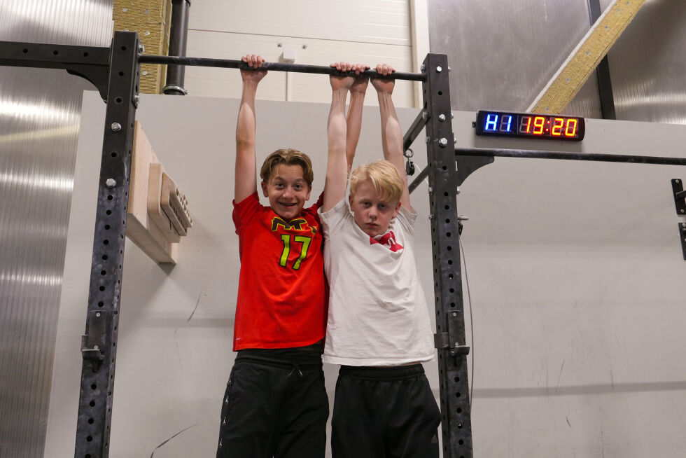 Magnus og Elias bruke klartre hallen til å henge.
 Foto: Camila Kvamstø Frotjold