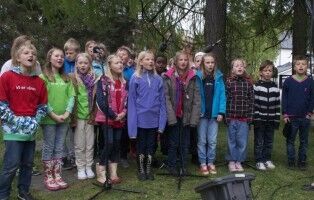 Sang av full hals: Elevene fra Torridal barnekskole bidro med sang under markeringen av frigjøringsdagen. (FOTO: Martine Haug Nysether)