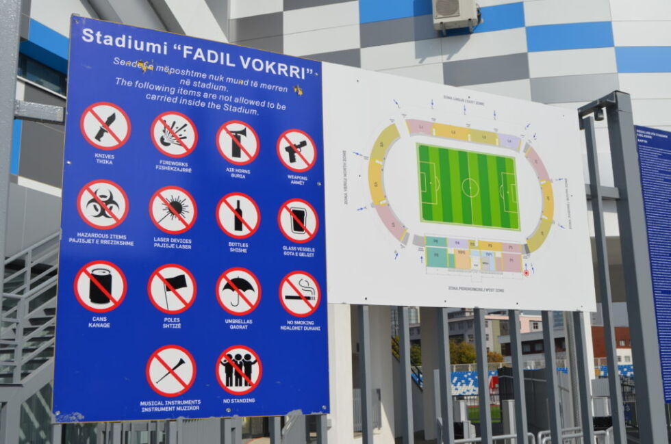 Det er mye som er ulovlig å medbringe på fotballkamper i Pristina.