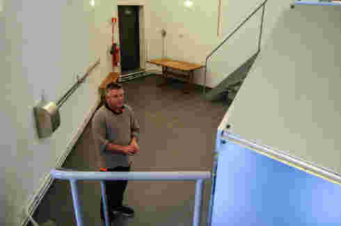 KREMATORIUM: Kirkegårdsleder Finn Eigil Sødal har 36 års erfaring. Her sørger han for at alt står bra til med den kraftige brenneren. FOTO: Sondre Lindhagen Nilssen