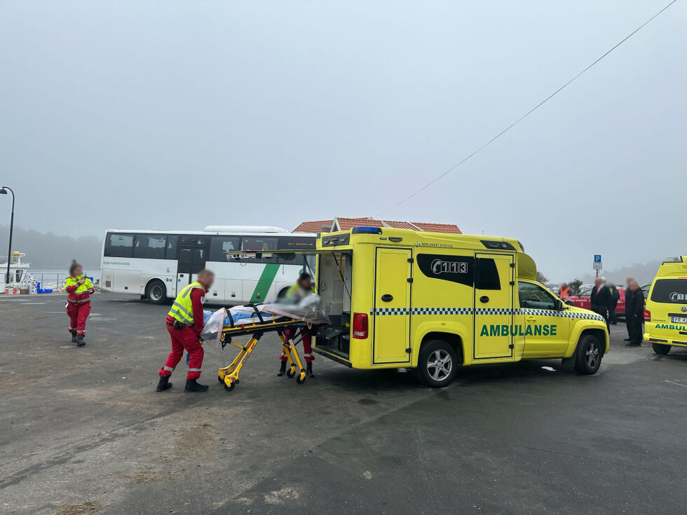 Skadet person blir fraktet inn i ambulansen.
 Foto: Mina Lunde