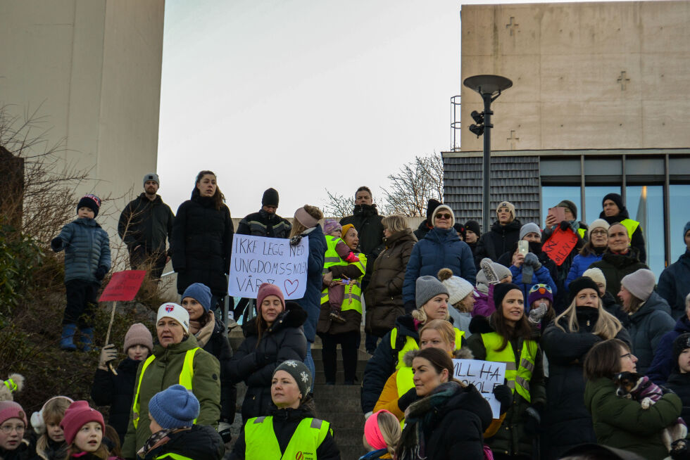 "Ikke legg ned ungdomsskolen vår!" oppfordres av engasjerte foreldre og skoleelever.
 Foto: Leah Kittelsen