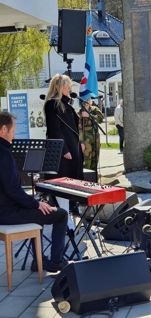 Hilde Hefte, fremførte blandet annet låten «Norge i rødt hvitt og blått» på markeringsdagen. Foto Malin Svensen