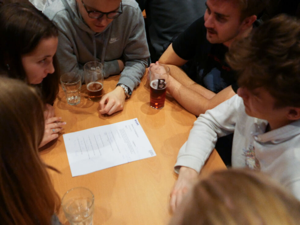 Deltakere samles rundt bordet for å svare på spørsmålene
 Foto: Sebastian Silseth