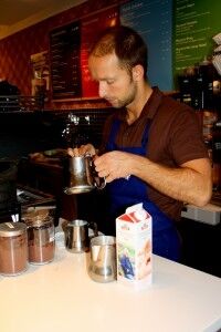 God kaffe: Franchiese-eier Dragan Djulepa tror ekstra god kaffe trekker folk til Wayne´s Coffee. (Foto: Caroline Stene)