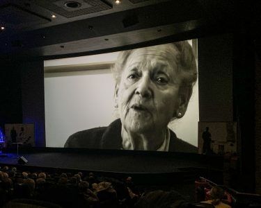 Videohilsen: Edith Notowicz skulle opprinnelig vært tilstede i egen person, men befinner seg i Auschwitz for markering der. Foto: Elise Wårdal