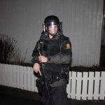 Politiet er godt utrustet med beskyttelse i form av både skuddsikker vester og hjelm. Foto: Wikipedia