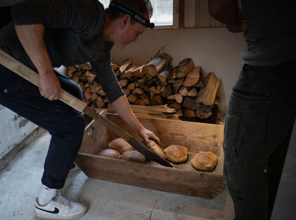 Brødene er ferdig, og blir tatt ut av ovnen
 Foto: Thea Solum