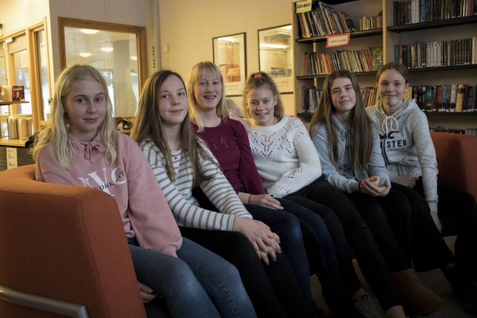 JENTEGJENGEN: (Fra venstre) Katrine L.Simonsen (13) , Julie Flå (13), Ada Sofie Saraste (13), Sofie Berge (13), Milli Åteigen (13) og Hanna Grosaas-Kristiansen (13). FOTO: Stine Nilsen