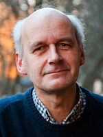 Professor i filosofi, Arne J. Vetlesen, er kritisk til reklame for kosmetiske behandlinger. FOTO: Universitetet i Oslo.