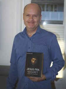 Bjørn Årseth med en av de mange bøkene han bruker i sine bibelstudier. Foto: Kristine Hauge Thomassen