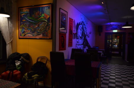 Café Mestizo har mye veggpynt fra forskjellige deler av verden, Foto: Cathrine Haugen Wroldsen