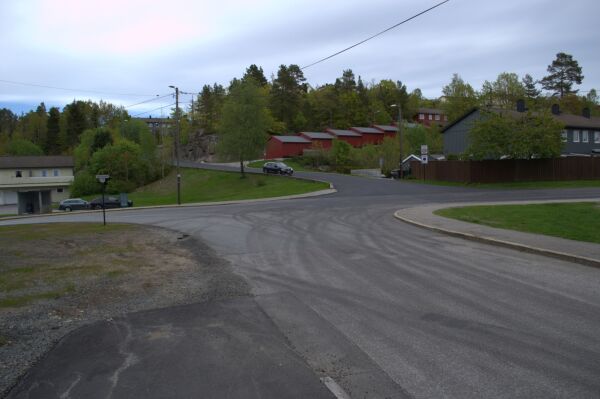 Krysset i toppen av Jærnesbakken hvor AKT ønsker å lage en snuplass for bussen
 Foto: Andreas Miland Bakke