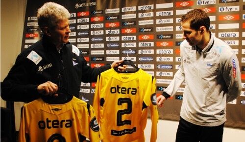 IK Starts administrerende direktør Sveinung Hovland overrekker Brian Priske sin nye uniform. Foto: Nicolai Olsen