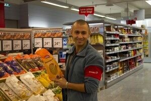 Butikksjef ,Milad, mener at 2 brødleveringer vil øke salget, men tror ikke at bakeriene har kapasitet til det