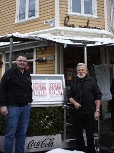 Styreleder Leif Runge Sangesland (t.v.) og Ivar Brevik på restauranten hos naboen gleder seg til ei uke med Matcirkus. (Foto: Cecilia Breivold)