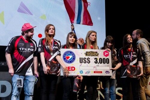 Kristine Hauge Thomassen (jenta til venstre) med laget BX3 når de mottar sjekken på 3000 dollar for tredjeplassen i den eneste internasjonale turneringen som er blitt arrangert for jenter i LoL, ESWC. Foto: ESWC