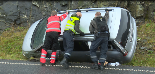 Politimennene og viking-sjåfør velter bilen i riktig stilling. Foto: Gaute Berg Næss