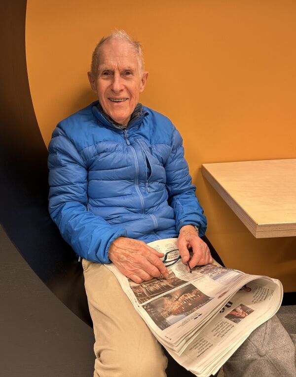 Olav Kalnes (91) drar på biblioteket hver eneste dag for å lese aviser.
 Foto: Ole Kristian Caspersen