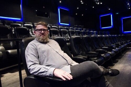 OPTIMISTISK: Kinodirektør Kim Skarning Andersen merker ikke noe til den økende bruken av strømmetjenester som Netflix og HBO Nordic. FOTO: Erlend Iversen Skarsholt