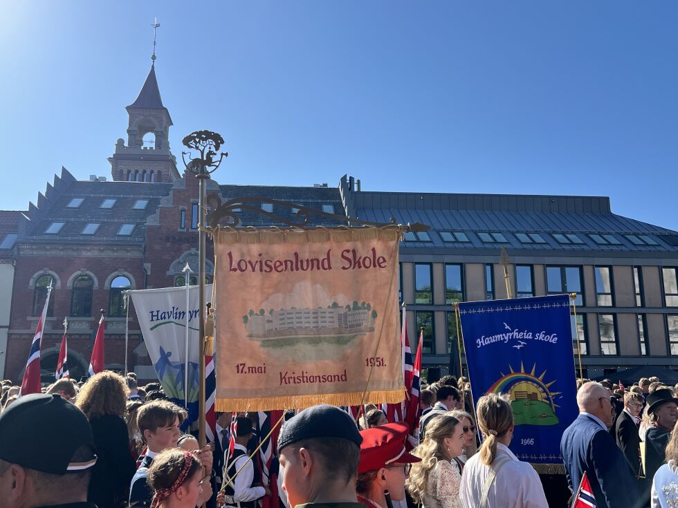 Skolefanene heises før avgang.
 Foto: Sivert Stensrud