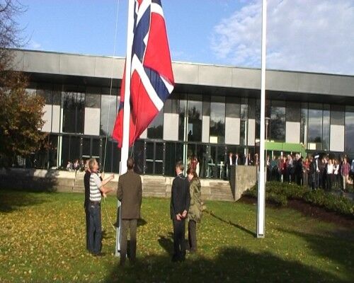FLAGGÅPNING: Både det norske flagget og fylkeskommunens flagg ble heist foran nye KKG i dag. Foto: Mandana Goodarzian