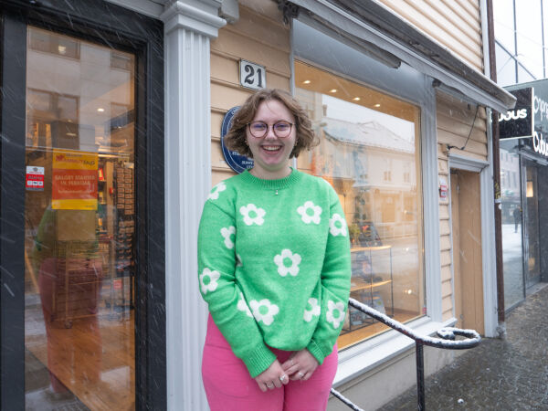Irene Lindekleiv Grønnevik (21) utenfor Berges bokhandel i Markens.
 Foto: Amina Johansson